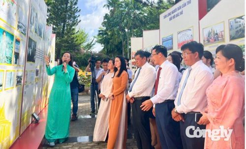 Lãnh đạo TP Cần Thơ tại không gian trưng bày triển lãm ảnh