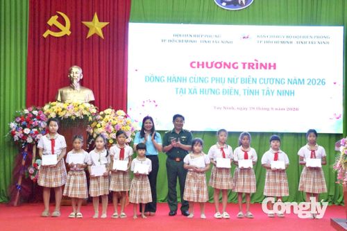 Ban tổ chức trao học bổng cho học sinh có hoàn cảnh khó khăn.