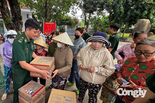 Cán bộ, chiến sĩ Đồn Biên phòng Long Sơn trao tặng các phần quà hỗ trợ các hộ gia đình có hoàn cảnh khó khăn trên địa bàn thôn 2, xã Long Sơn, TP.HCM.