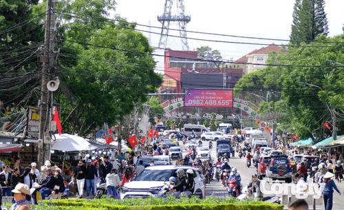 Lượng du khách và phương tiện đến Đà Lạt tăng so với ngày thường nhưng chưa xảy ra ùn tắc kéo dài.