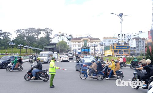 Lực lượng Cảnh sát giao thông túc trực, điều tiết phương tiện tại các tuyến đường trọng điểm.