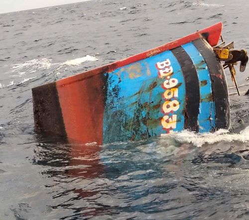 Tàu cá tàu cá BĐ-95831-TS gặp nạn trên biển.