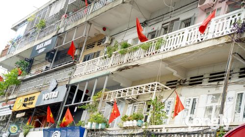 Cờ Tổ quốc được trang hoàng khắp nơi.