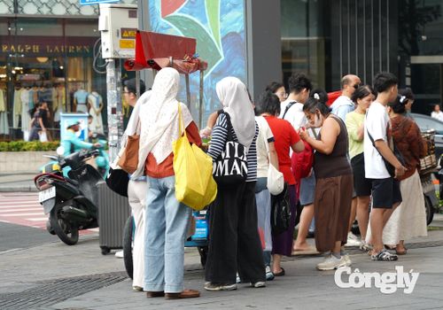 Đông đảo du khách nước ngoài vui chơi ở khu vực trung tâm TP.HCM.