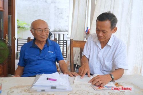 Cựu chiến binh, thương binh Lý Quốc Sum (bên trái) và Bí thư chi bộ Tổ dân phố Cẩm Sa Lê Quốc Trung (bên phải) tự hào kể với chúng tôi về lịch sử làng Cẩm Sa anh hùng