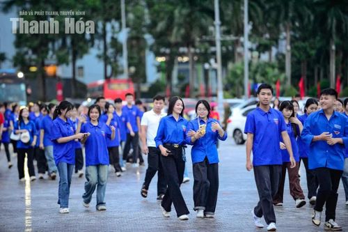 Không gian quảng trường lúc này không chỉ có màu đỏ của những lá cờ, những chiếc áo, mà còn có sức trẻ và năng lượng của hàng nghìn người cùng hướng về một hoạt động chung.
