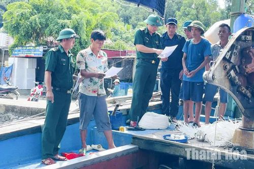 Cán bộ Đồn Biên phòng Hoằng Trường tuyên truyền, hướng dẫn ngư dân thực hiện cài đạt Hệ thống eCDT.