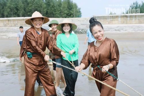 Trải nghiệm kéo rùng tại biển Hải Tiến sáng 30/8.