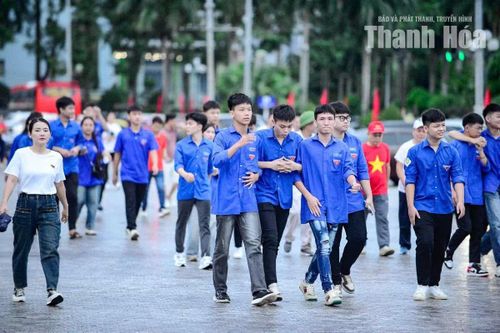 Sinh viên Trường Đại học Hồng Đức tham gia chương trình “Cùng Việt Nam tiến bước” năm 2026.