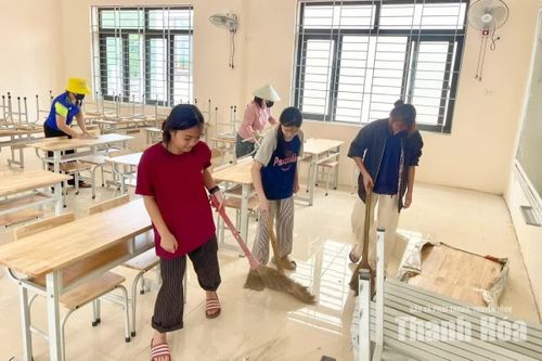 Cô trò Trường Phổ thông Nội trú Tiểu học và THCS Yên Khương dọn dẹp lớp học mới chuẩn bị cho ngày khai giảng.