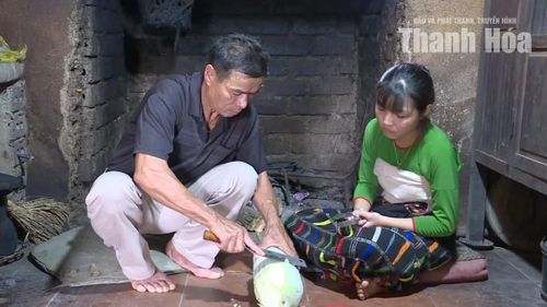 Em Lò Minh Châu cùng ông nội.