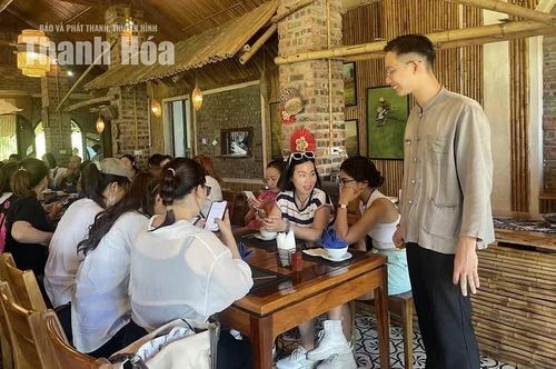 Trong những ngày nghỉ lễ, anh Minh Nhật luôn có mặt để điều hành, hỗ trợ các bộ phận phục vụ du khách.