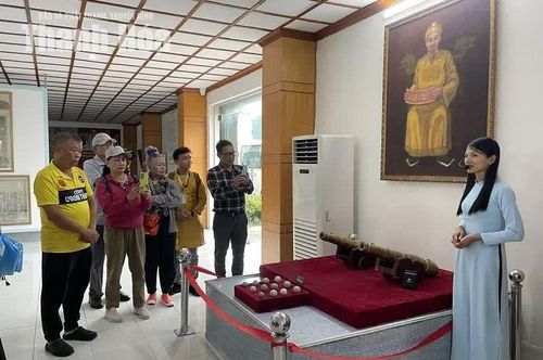 Hướng dẫn viên Vũ Thị Lanh giới thiệu những hiện vật tại phòng trưng bày Di sản Văn hóa Thế giới Thành nhà Hồ.