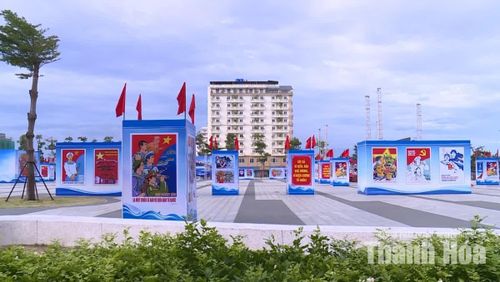 Triển lãm tranh cổ động và ảnh tư liệu với chủ đề “Biên cương vững bền - Biển đảo thiêng liêng” tại Quảng trường biển Sầm Sơn.