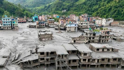 Tính đến ngày 30/8, thảm họa lũ quét và sạt lở nghiêm trọng tại khu vực biên giới Nepal - Tây Tạng (Trung Quốc) đã khiến gần 700 người thiệt mạng và hơn 3000 người mất tích. Ảnh: France 24.