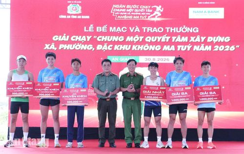Ban tổ chức trao giải cho các vận động viên.