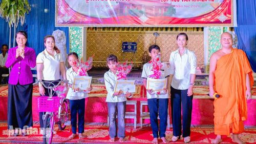 Chùa Xẻo Cạn, xã Vĩnh Hòa tặng giấy khen, quà cho học sinh đạt thành tích cao.