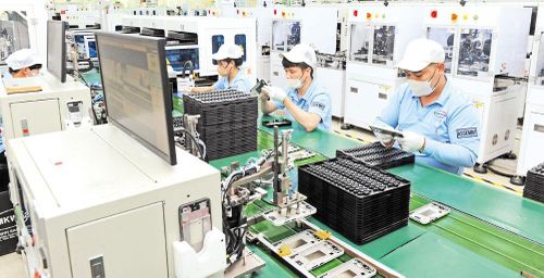 Công nhân làm việc tại Công ty trách nhiệm hữu hạn Samkwang Vina (Khu công nghiệp Quang Châu).
