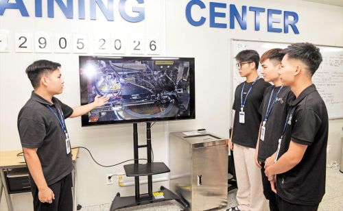 Chuyên gia hướng dẫn người lao động tại Khu công nghiệp Yên Phong II-C kỹ năng thực hành sản xuất.