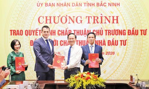 Đồng chí Phạm Văn Thịnh, Ủy viên Ban Thường vụ Tỉnh ủy, Phó Chủ tịch UBND tỉnh Bắc Ninh trao Quyết định chấp thuận chủ trương đầu tư dự án "Nhà máy điện gió SD Sơn Động" và dự án "Nhà máy điện gió Bắc Giang 2", tháng 6/2026.