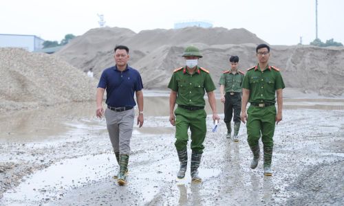  Lực lượng công an kiểm tra tại Công ty trách nhiệm hữu hạn sản xuất thương mại và đầu tư Bắc Ninh. 