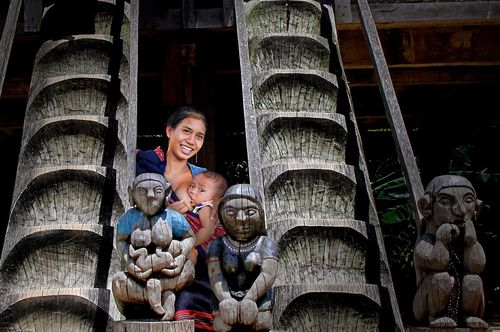 Tình mẹ - vòng tay đầu tiên đón con vào đời. Ảnh: LÊ TRỌNG KHANG
