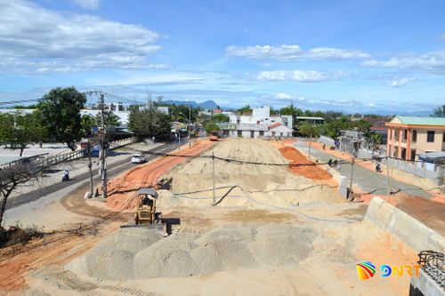 Tập trung thi công đắp nền đường dẫn bờ tây, đoạn đã có mặt bằng sạch. Ảnh: CÔNG TÚ - XUÂN SƠN