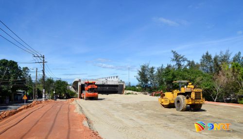 Thi công nền đường dẫn bờ đông cầu Nghĩa Tự. Ảnh: CÔNG TÚ