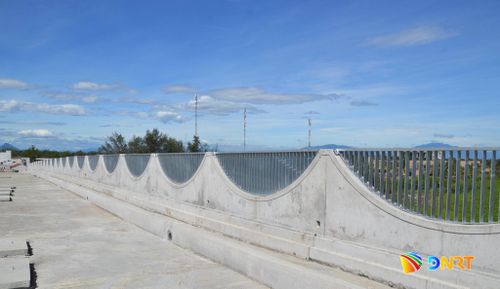 Lan can bên trái cầu đã được lắp đặt xong. Ảnh: CÔNG TÚ - XUÂN SƠN