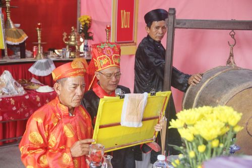 Lễ cúng xóm, cầu an đầu năm ở các làng quê đã gắn kết tình làng, nghĩa xóm lại với nhau. Ảnh: HA