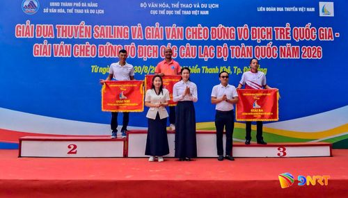 Ban tổ chức trao giải toàn đoàn cho các đội thi đấu nội dung Giải đua thuyền Sailing vô địch trẻ quốc gia 2026. Ảnh: BẢO LÂM
