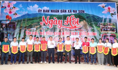 Ban Tổ chức trao cờ lưu niệm cho các đội tham gia thi thể thao.