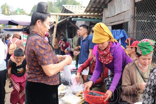 Người dân mua nông sản tại chợ phiên Keo Lôm, xã Na Son.