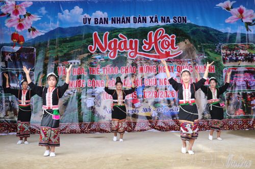 Tiết mục văn nghệ tại Ngày hội văn hóa, văn nghệ, thể thao chào mừng Quốc khánh 2/9 của xã Na Son.