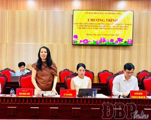Đại diện Công ty Cổ phần Cà phê Detech trao đổi trong chương trình khảo sát đầu tư xây dựng nhà máy chế biến sâu sà phê tại xã Mường Ảng. (Ảnh: C.T.V)