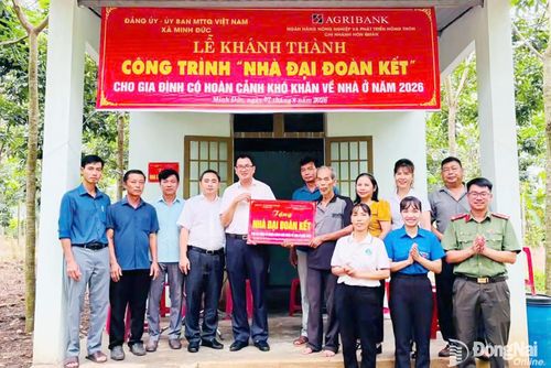 Đại diện Đảng ủy - Ủy ban MTTQ Việt Nam xã Minh Đức bàn giao nhà đại đoàn kết cho một gia đình khó khăn về nhà ở. Ảnh: Hiếu Thanh