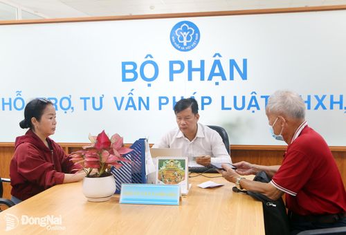 Nhân viên Bảo hiểm xã hội thành phố Đồng Nai tư vấn chính sách bảo hiểm xã hội cho người dân. Ảnh: H.D