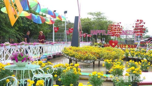 Không gian rực rỡ sắc màu tại Khu du lịch miệt vườn Happyland Hùng Thy. Ảnh: HOÀI THẢO