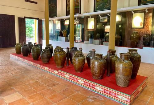 Có gần 400 hiện vật gốm sứ và các bộ sưu tập ghè ché được trưng bày tại Bảo tàng Cổ vật. Ảnh: Lam Nguyên