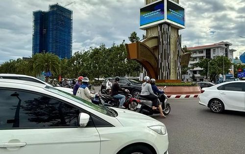 Dòng người, phương tiện lưu thông tại khu vực trung tâm Quy Nhơn trong sáng 29-8 - ngày đầu kỳ nghỉ lễ Quốc khánh 2-9. Ảnh: D.L