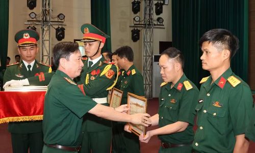 Trung tướng Lê Minh Quang - Bí thư Đảng ủy, Chính ủy Quân đoàn 34 trao Bằng khen cho các tập thể. Ảnh: N.T