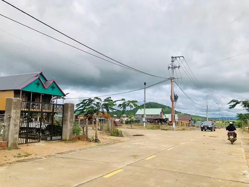 Một góc làng Plei Pông (xã Chư A Thai) với những ngôi nhà được chỉnh trang, đường giao thông được đầu tư, góp phần làm đổi thay diện mạo khu dân cư. Ảnh: L.N