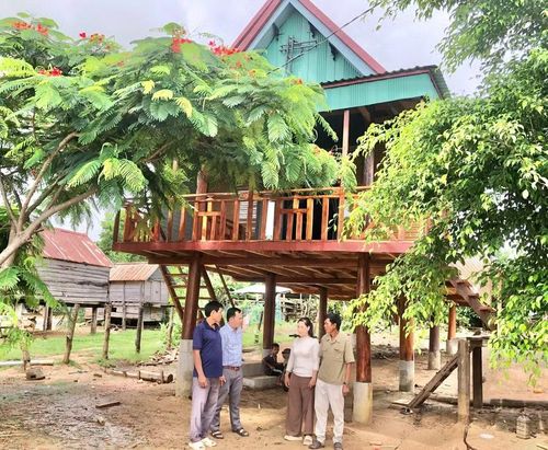 Ngôi nhà sàn khang trang của gia đình anh Đinh Tơn ở làng Plei Hek (xã Chư A Thai), được xây dựng sau khi gia đình ổn định cuộc sống, vươn lên thoát nghèo. Ảnh: L.N