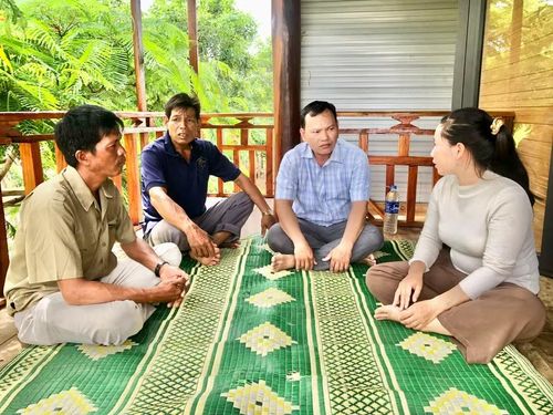 Cán bộ xã, thôn trò chuyện, nắm bắt tình hình đời sống, sản xuất của người dân làng Plei Hek (xã Chư A Thai). Ảnh: L.N