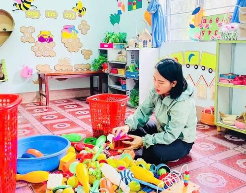  Giáo viên Trường Mầm non Sơn Ca vệ sinh đồ chơi cho trẻ. Ảnh: T.D 