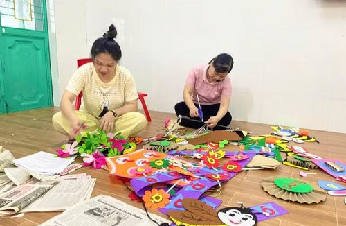  Ban giám hiệu Trường Mầm non Hoa Phong Lan đặc biệt khuyến khích giáo viên sử dụng các sản phẩm tự làm để trang trí lớp học, tạo cảm giác thân thiện cho trẻ. Ảnh: T.D 