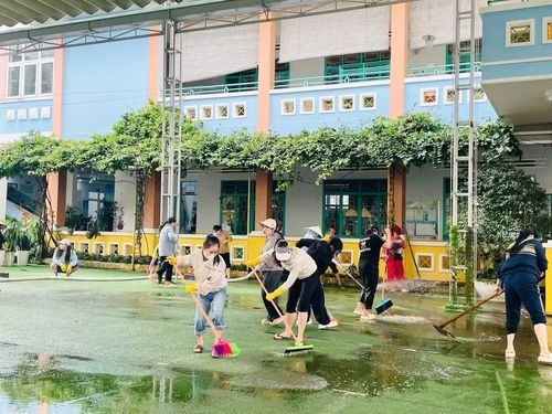  Trường Mầm non Hoa Phong Lan (phường Pleiku) dọn dẹp vệ sinh khuôn viên trường lớp. Ảnh: T.D 
