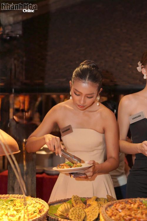 Thí sinh Myanma thưởng thức ẩm thực truyền thống ở Làng nghề Nha Trang Xưa.