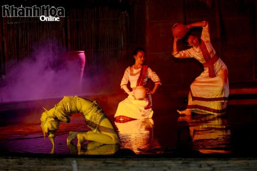 Màn múa đậm dấu ấn văn hóa dân tộc Chăm trong show diễn thực cảnh "Ánh sáng huyền thoại".