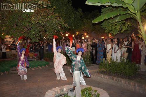Thí sinh Miss World 2026 xem các màn múa truyền thống trong không gian Làng nghề Nha Trang Xưa.